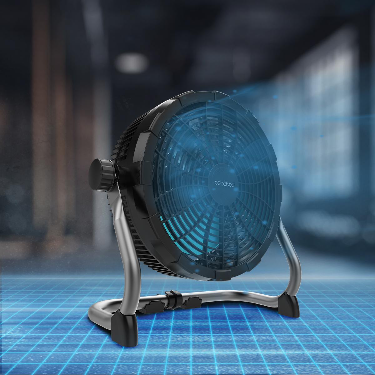 Un ventilador de suelo negro con soporte metálico sopla aire azul sobre una superficie en cuadrícula.