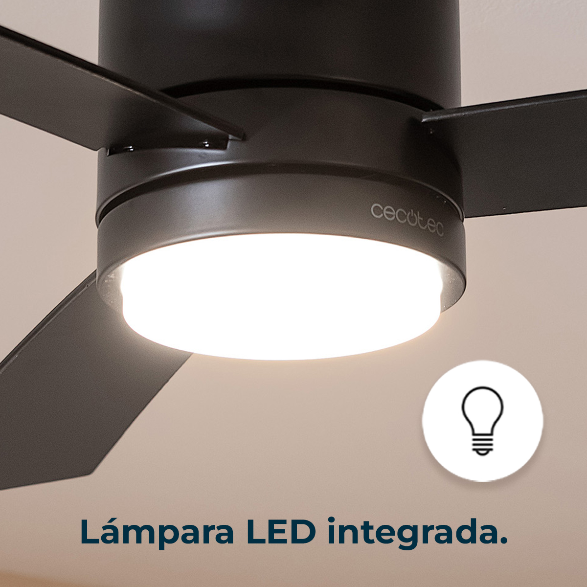 Moderno ventilatore da soffitto nero con luce LED integrata.
