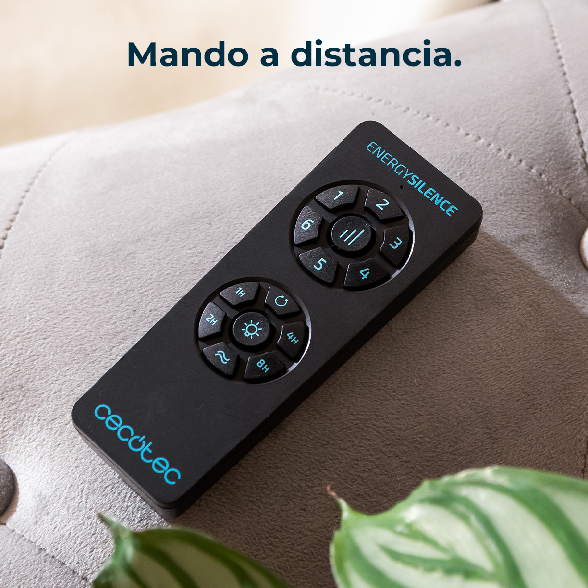 Telecomando nero EnergySilence su tessuto grigio, con icone e testo blu.
