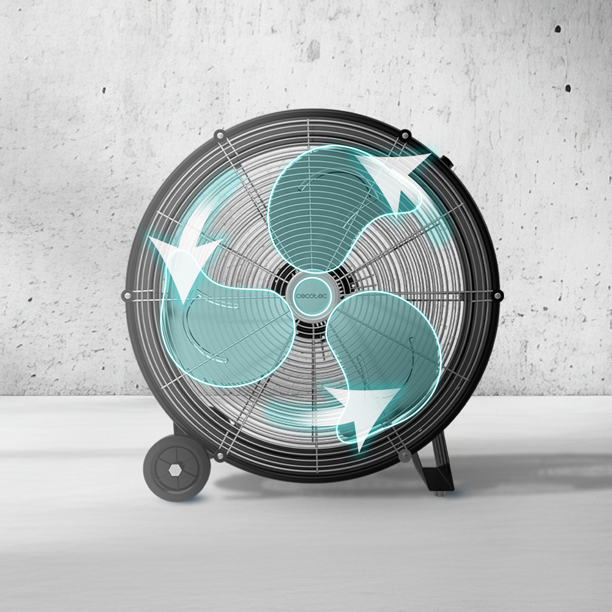 Un ventilador de suelo negro con tres símbolos de viento turquesas en las aspas ante una pared.