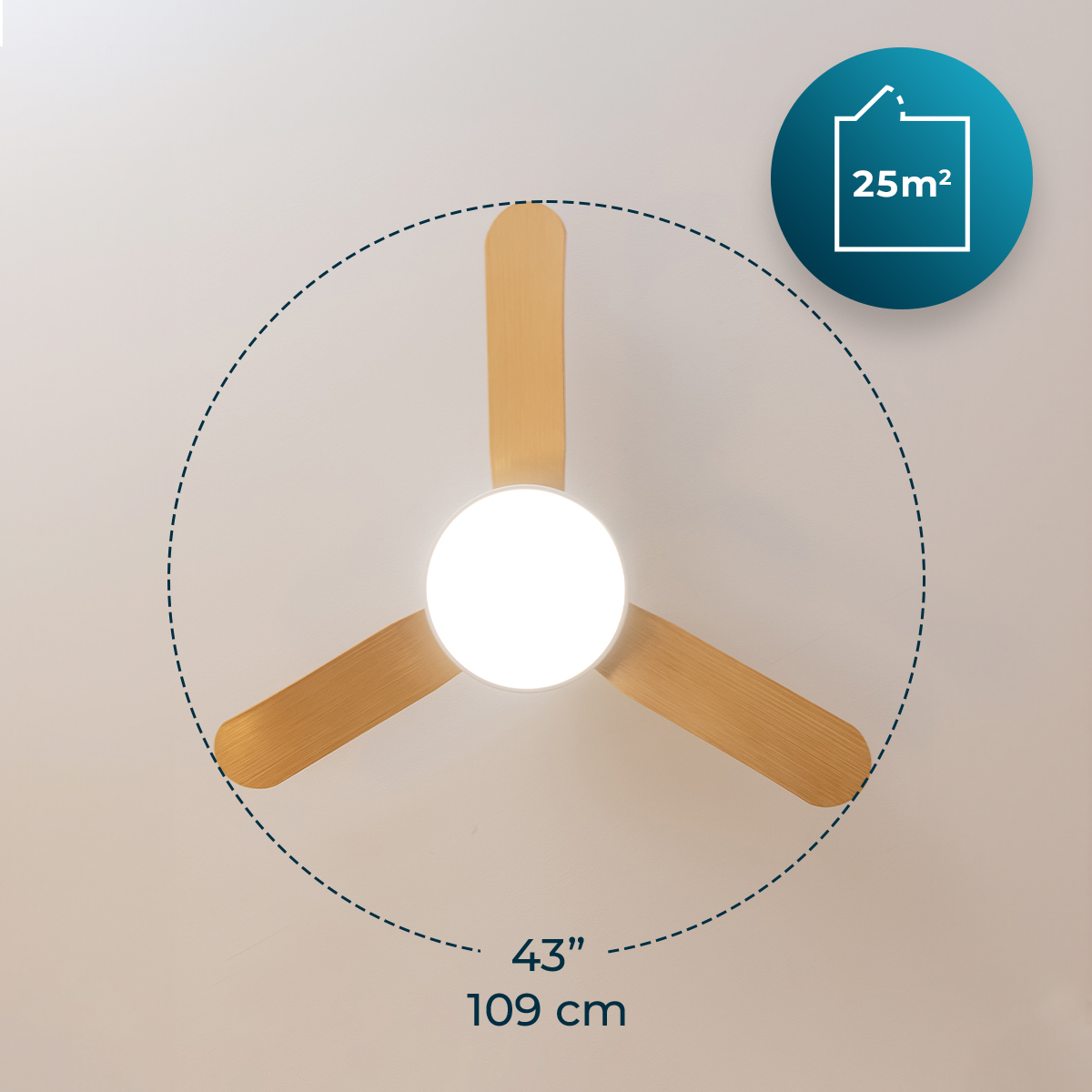 Holzfarbener Deckenventilator mit runder Leuchte, 43 Zoll und 25 m² Abdeckung.