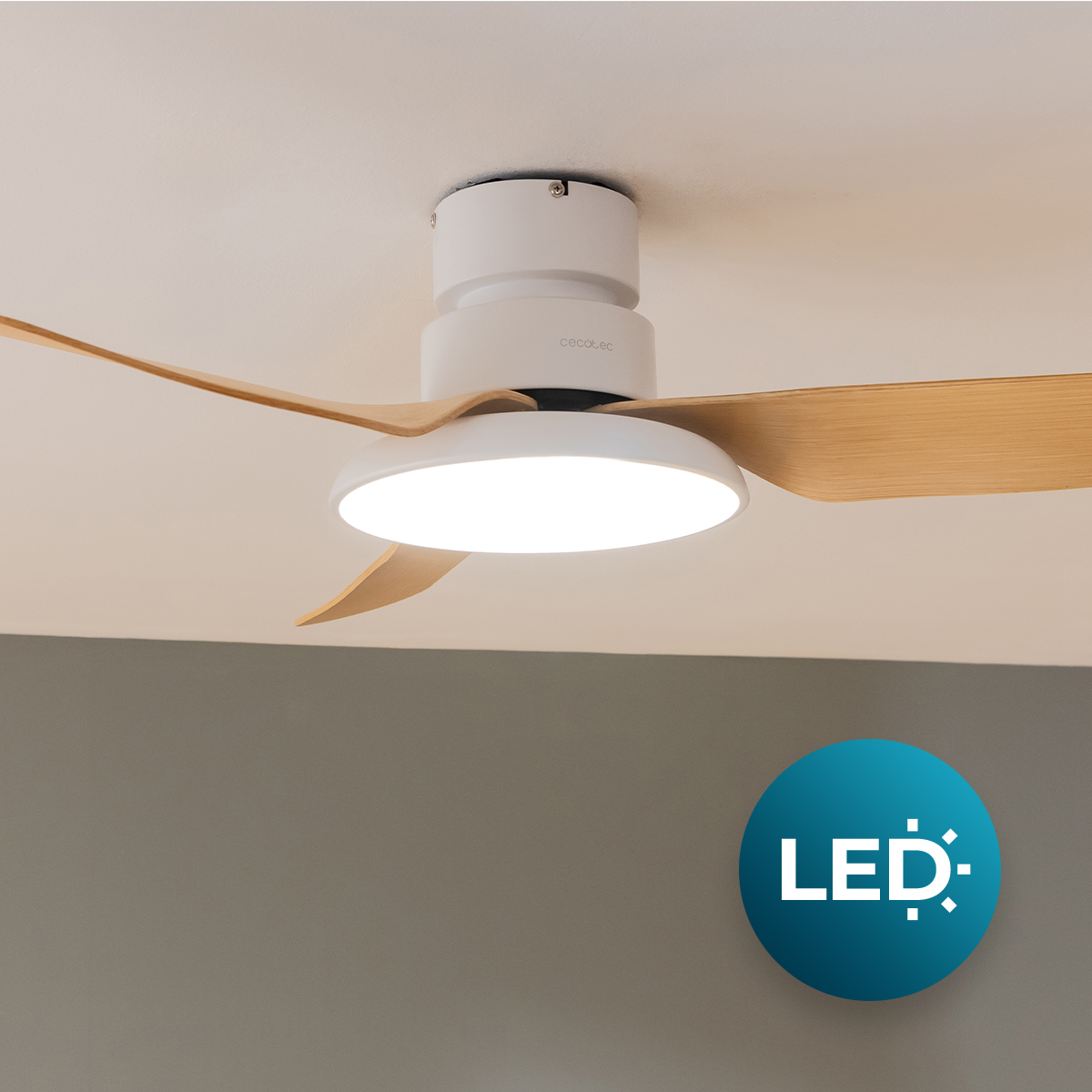 Weißer Deckenventilator mit Holzblättern und beleuchtetem LED-Licht an einer Decke.