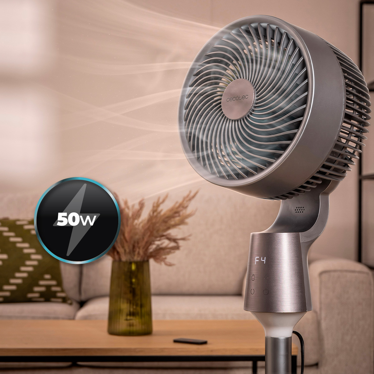 Ventilador de pie Cecotec gris moderno de 50W en un salón, el flujo de aire es visible.