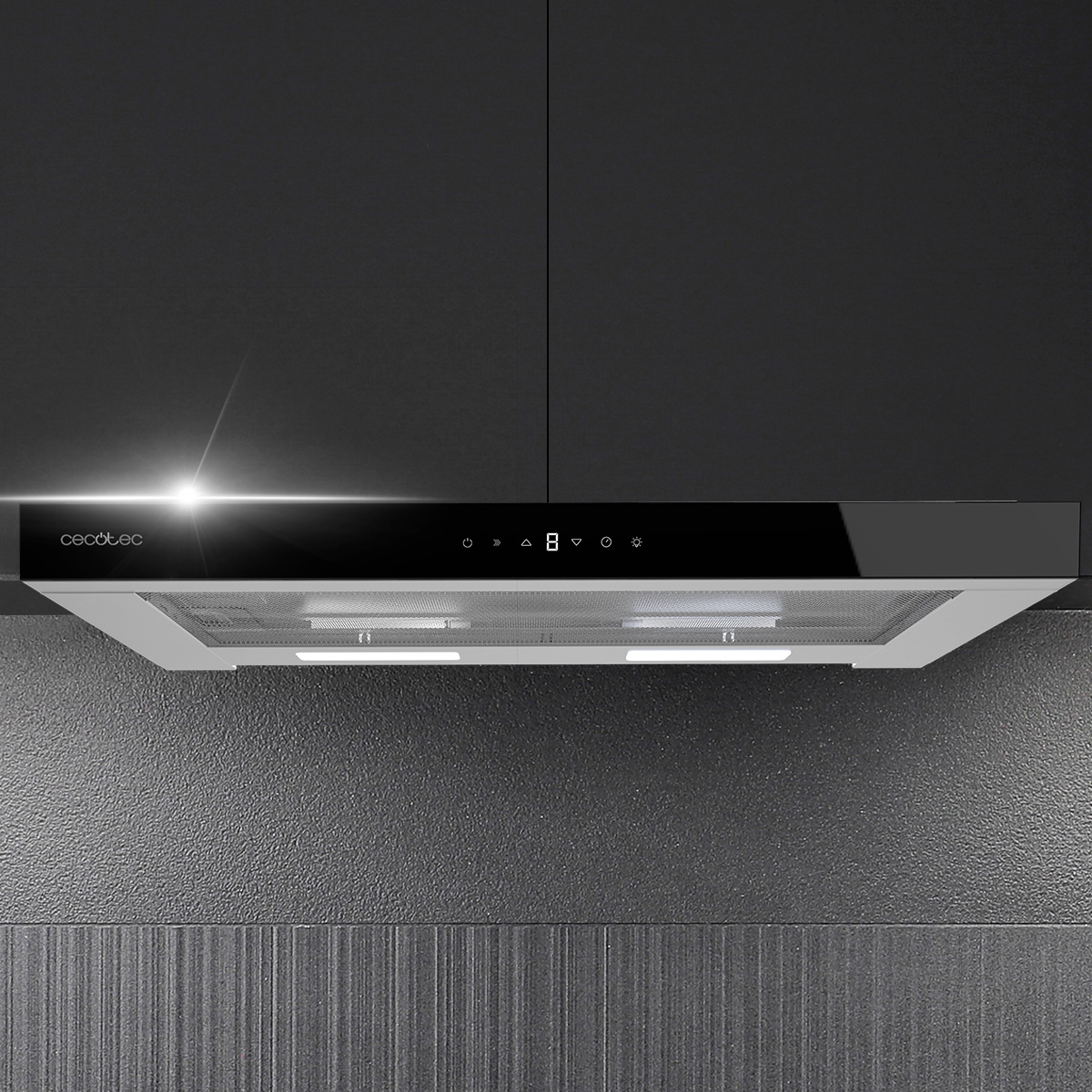Moderna campana extractora negra bajo armarios de cocina con pantalla digital.