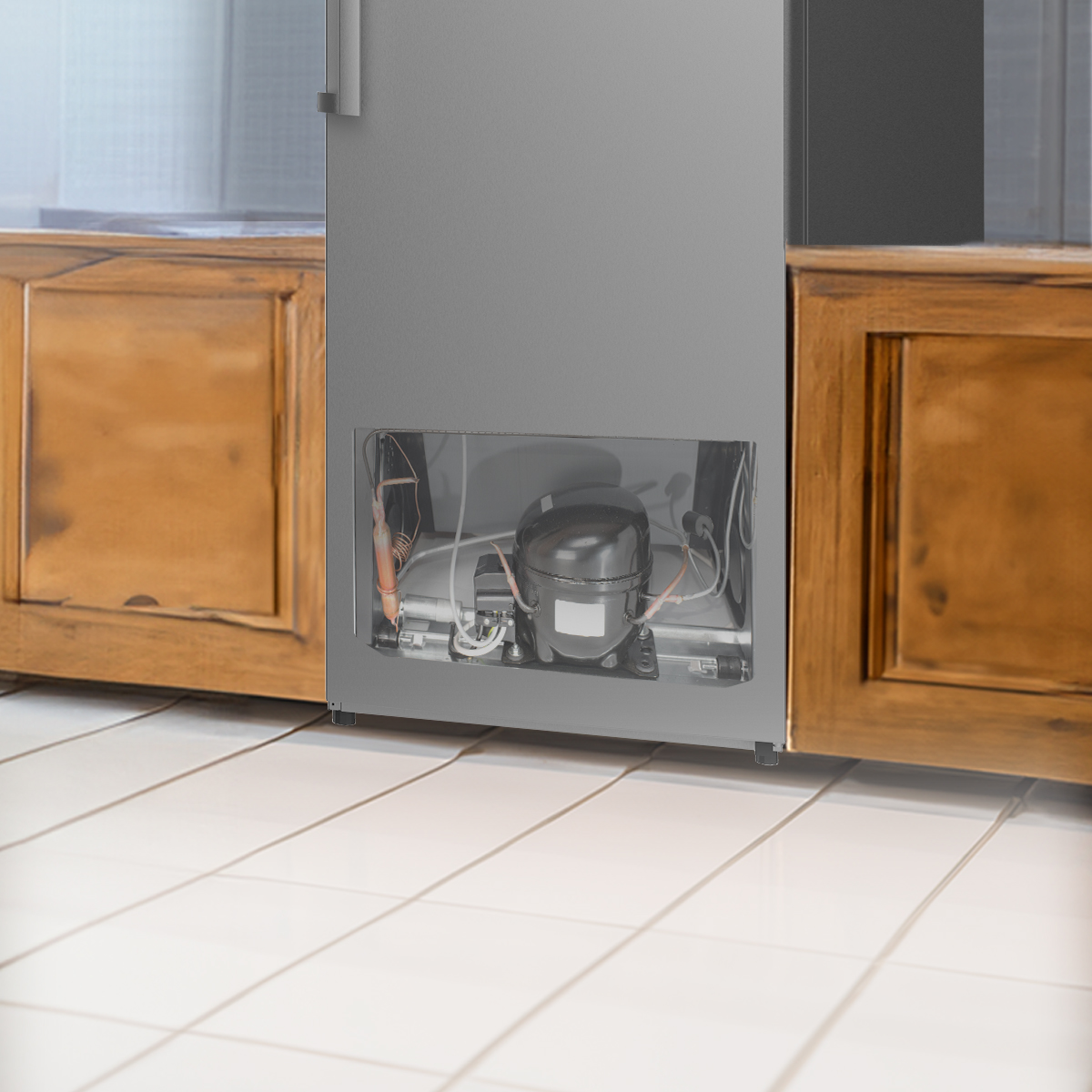 Compartimento mecánico de un refrigerador con compresor y tubos, flanqueado por muebles de madera sobre suelo de baldosas.
