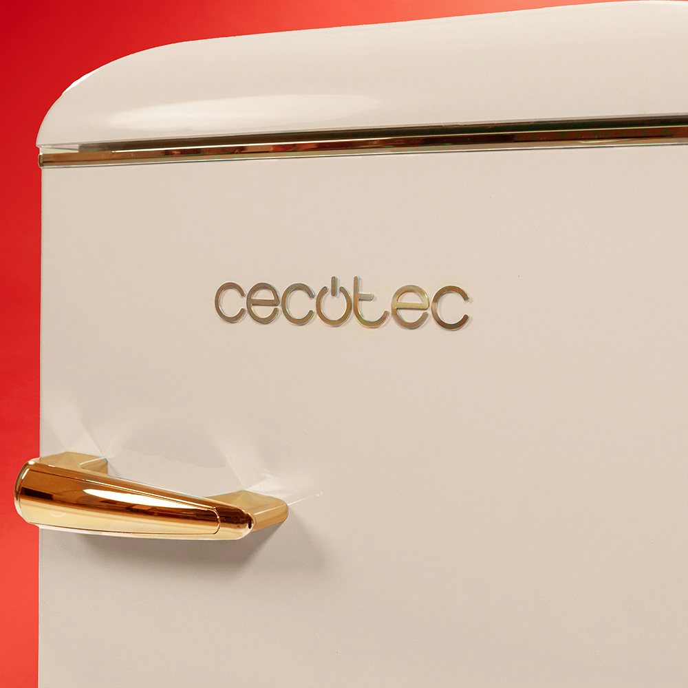 Primer plano de la puerta de una nevera blanca con tirador dorado y logo Cecotec sobre fondo rojo.