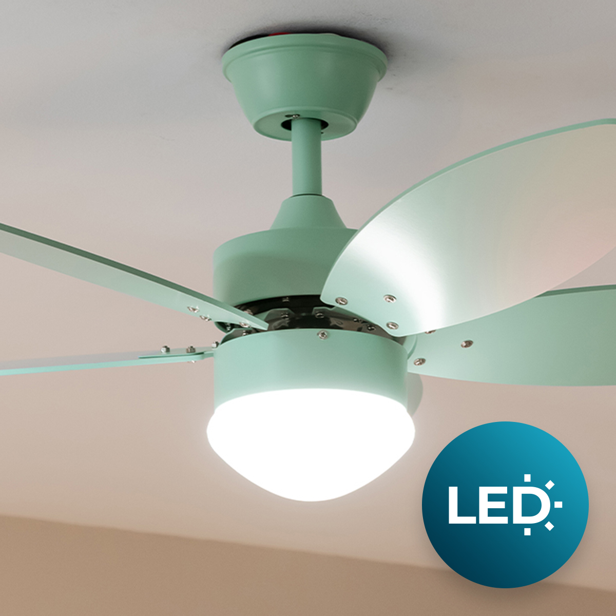 Ein mintgrüner Deckenventilator mit heller LED-Leuchte an einer weißen Decke.