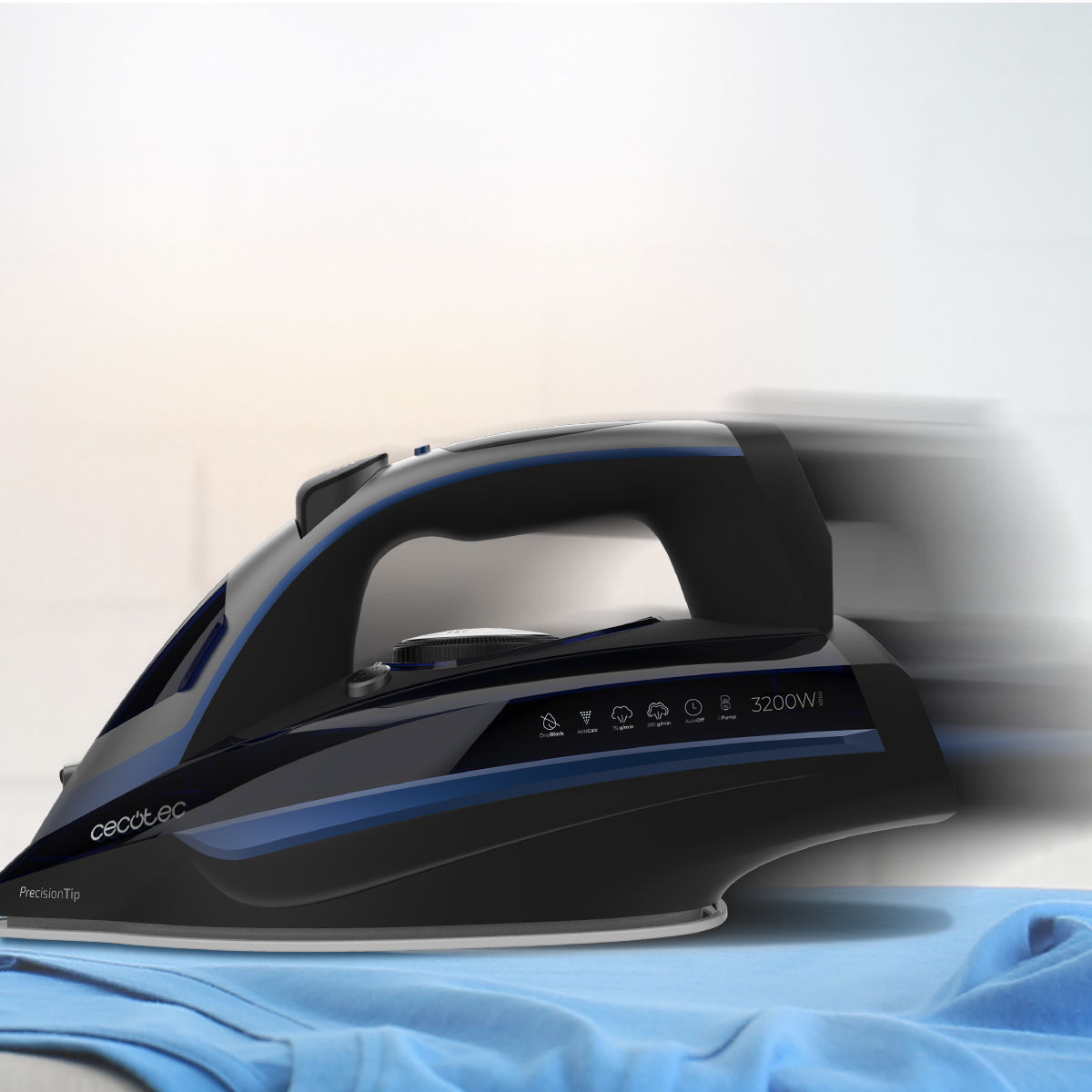 Un ferro da stiro nero Cecotec con dettagli blu stira su un indumento blu.