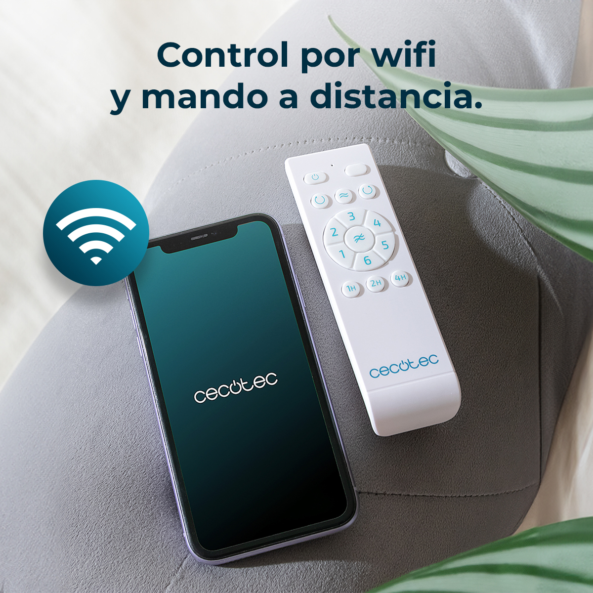 Smartphone y mando blanco con logo de Cecotec sobre fondo gris.