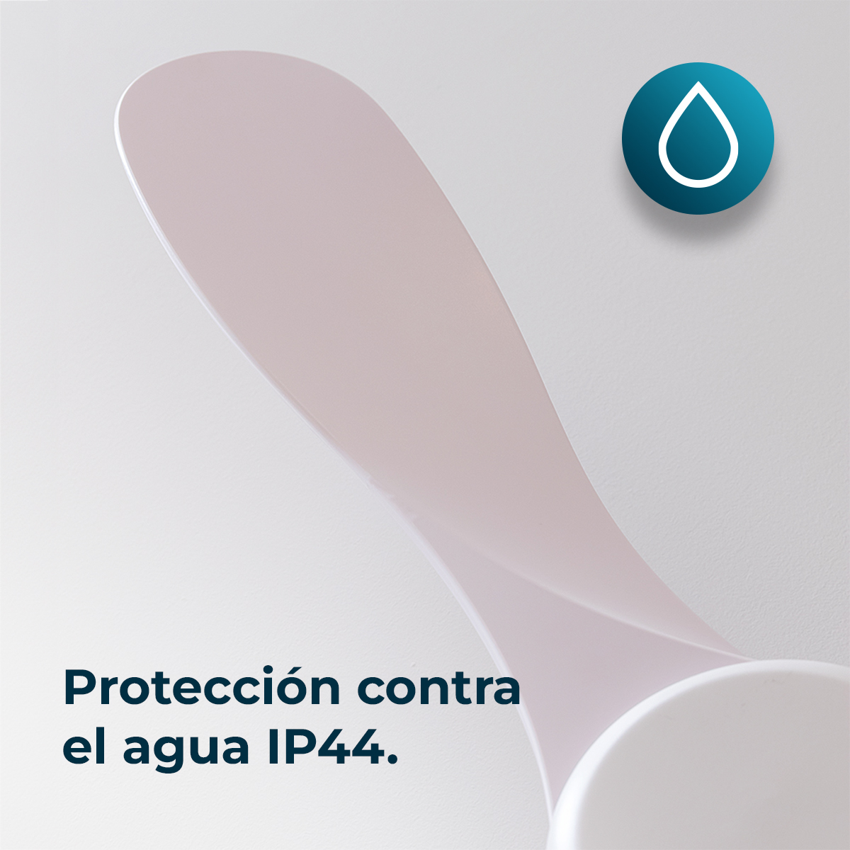 Una aspa de ventilador de techo blanca sobre fondo gris con un icono de gota de agua y texto.