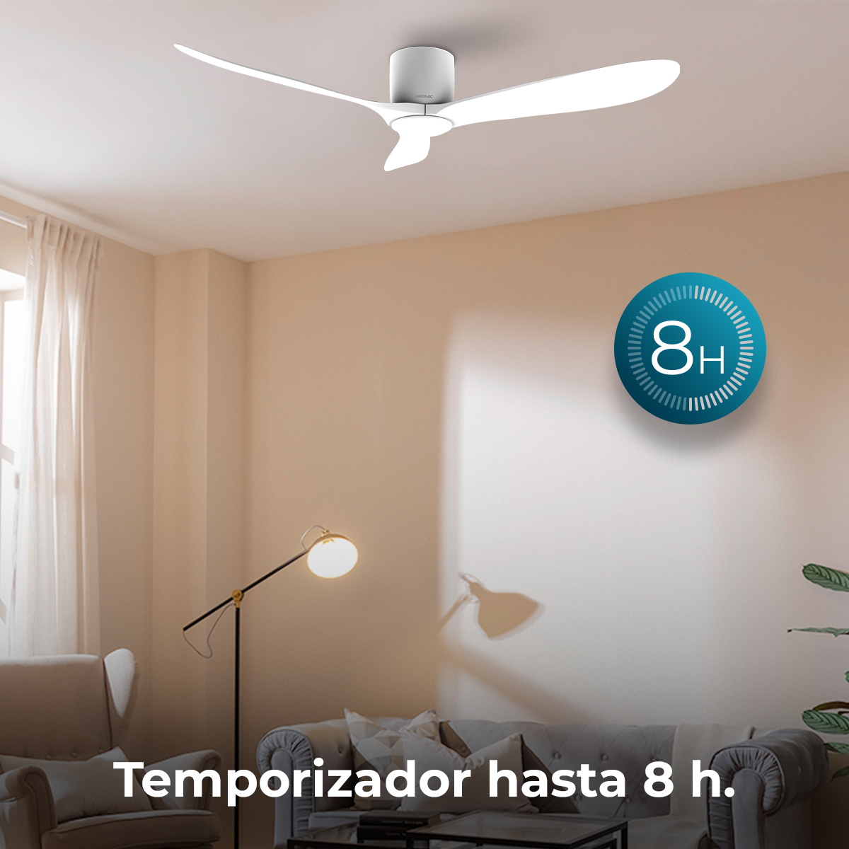 Salón con ventilador de techo, lámpara y sofá, texto: Temporizador hasta 8 h.