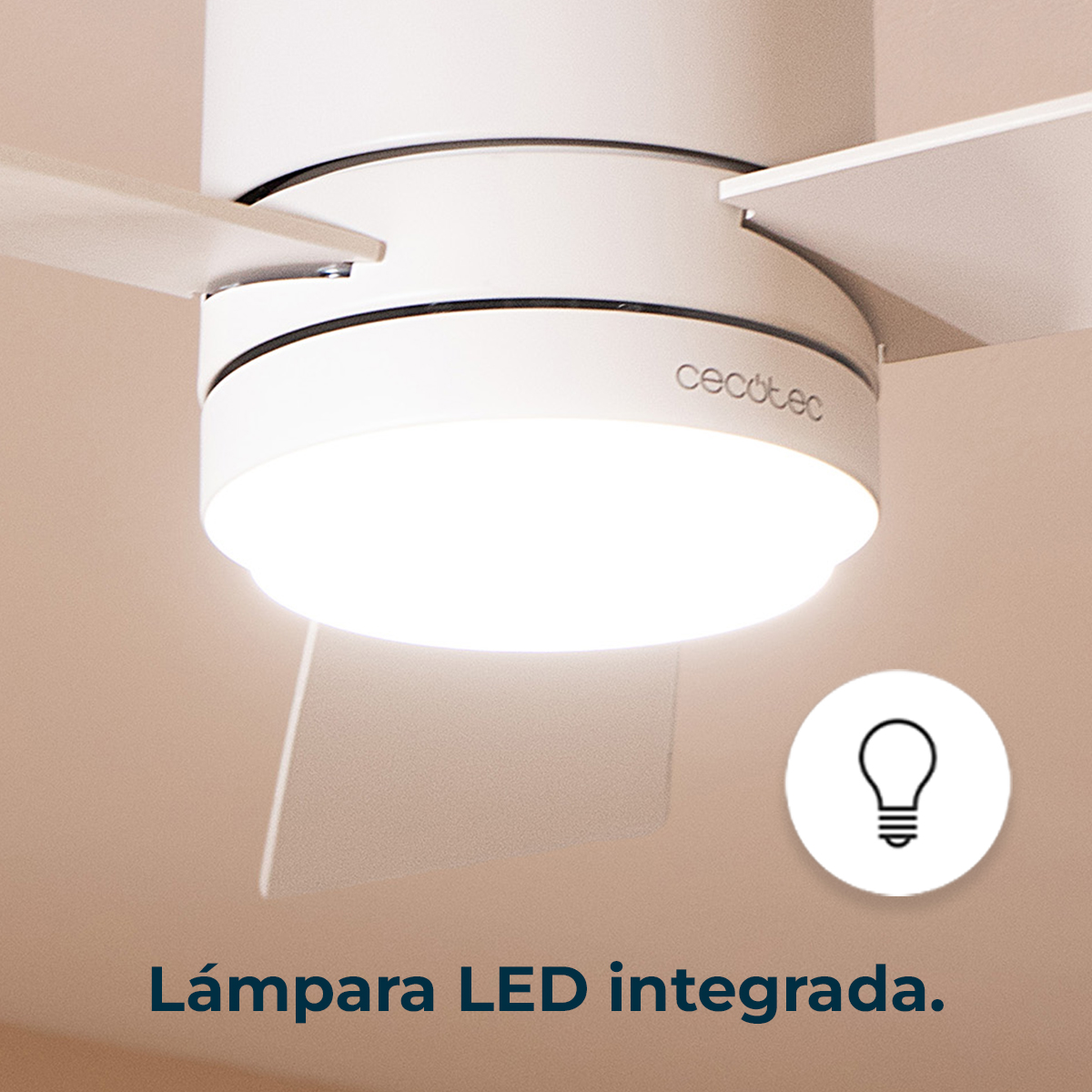 Un ventilatore da soffitto bianco Cecotec con luce LED integrata illuminata, su uno sfondo beige semplice.