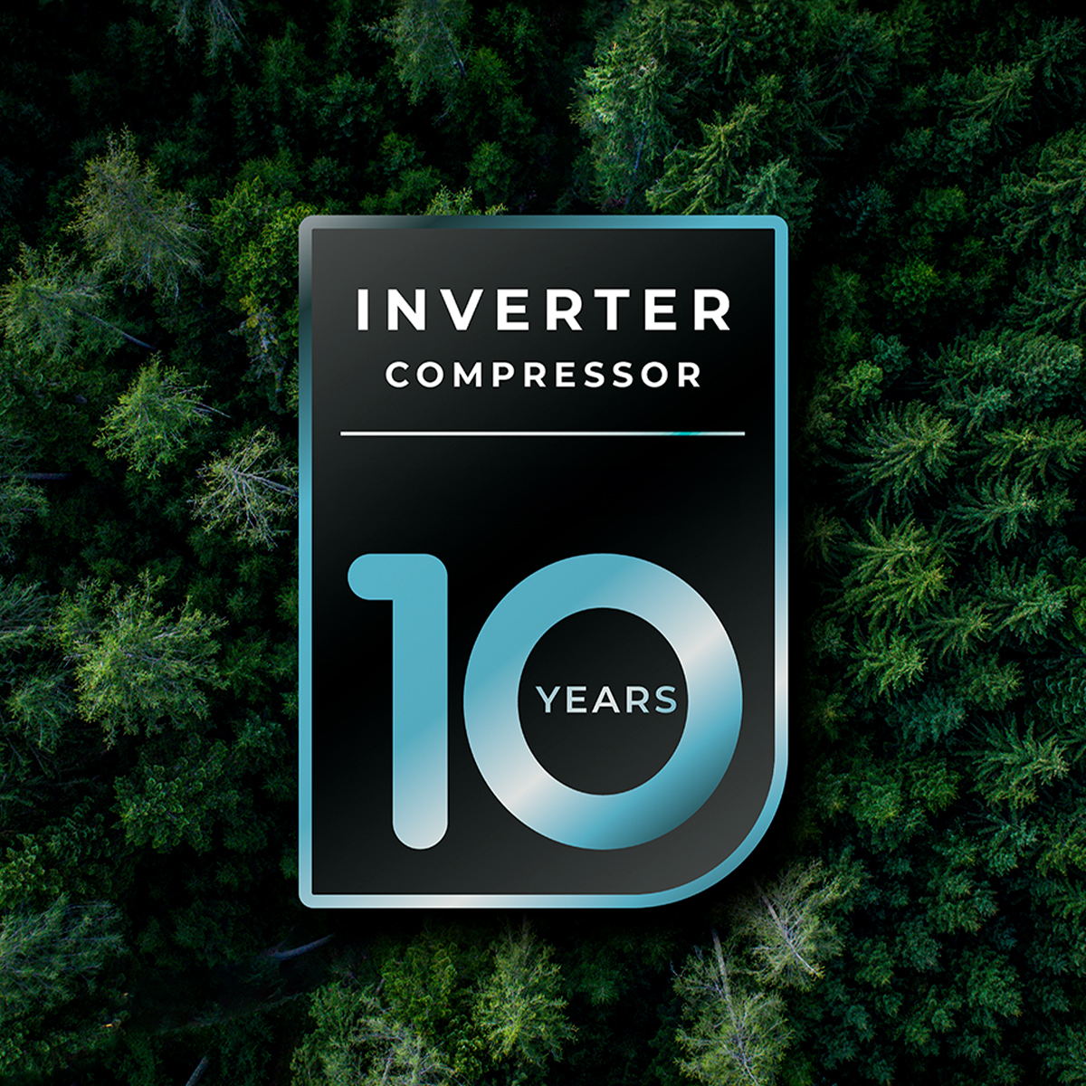 Un cartel negro y azul que dice Inverter Compressor 10 Years sobre un fondo de bosque verde.