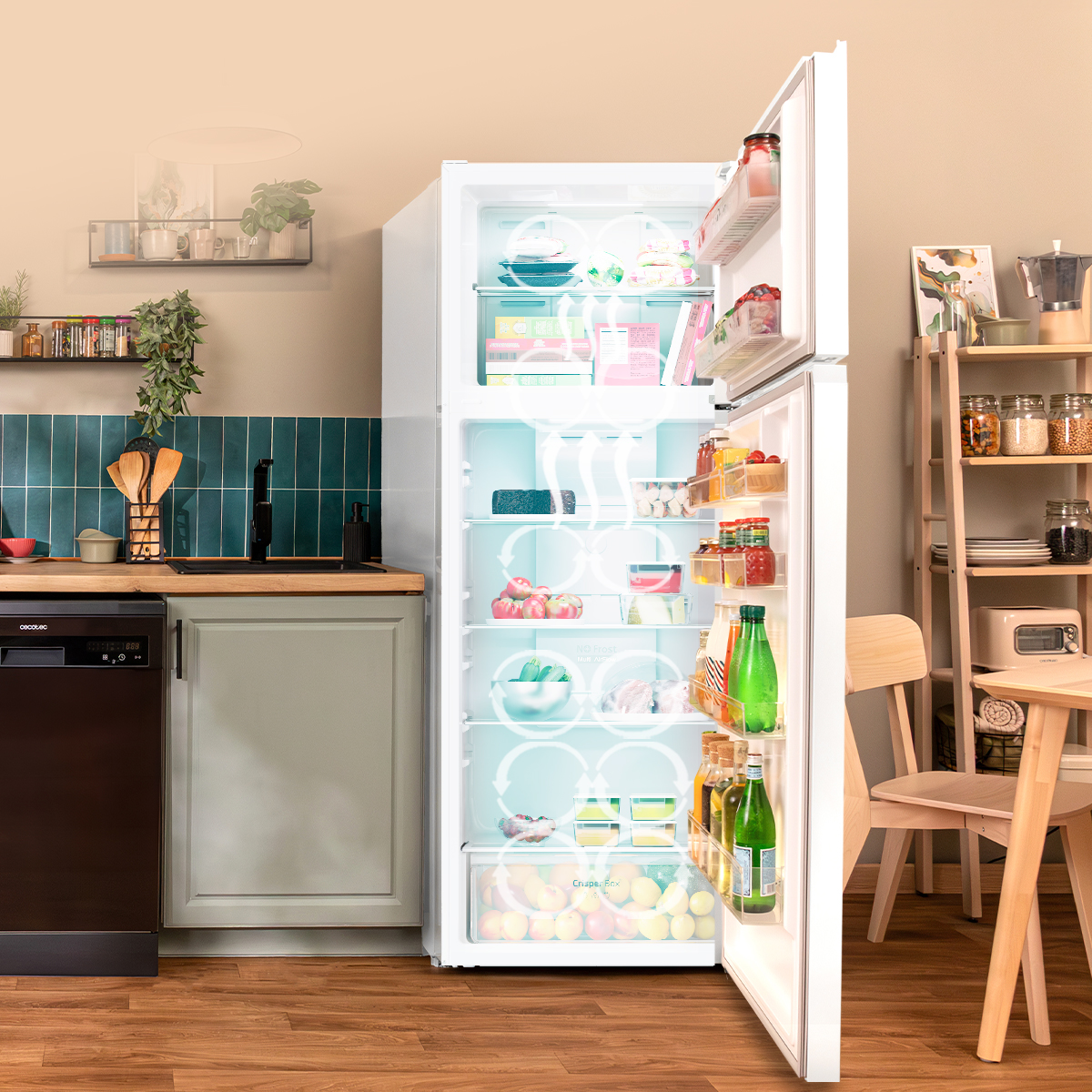 Un refrigerador blanco con puerta abierta en una cocina moderna, lleno de comida y gráficos de circulación de aire.
