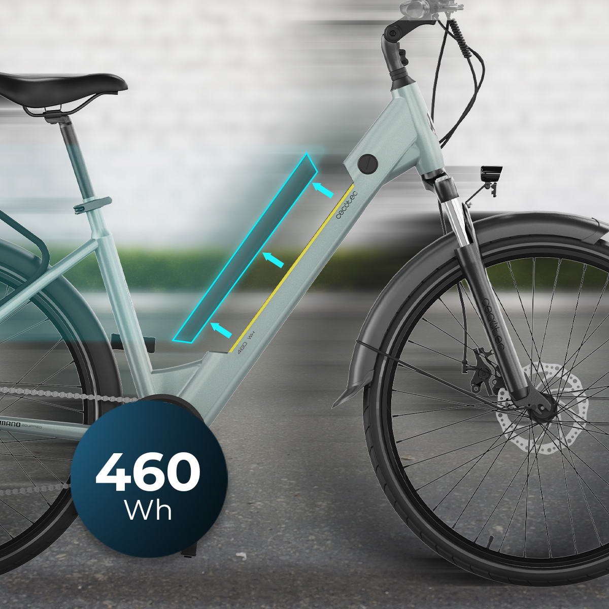 Una bicicleta urbana eléctrica de color azul claro con una batería de 460 Wh destacada.