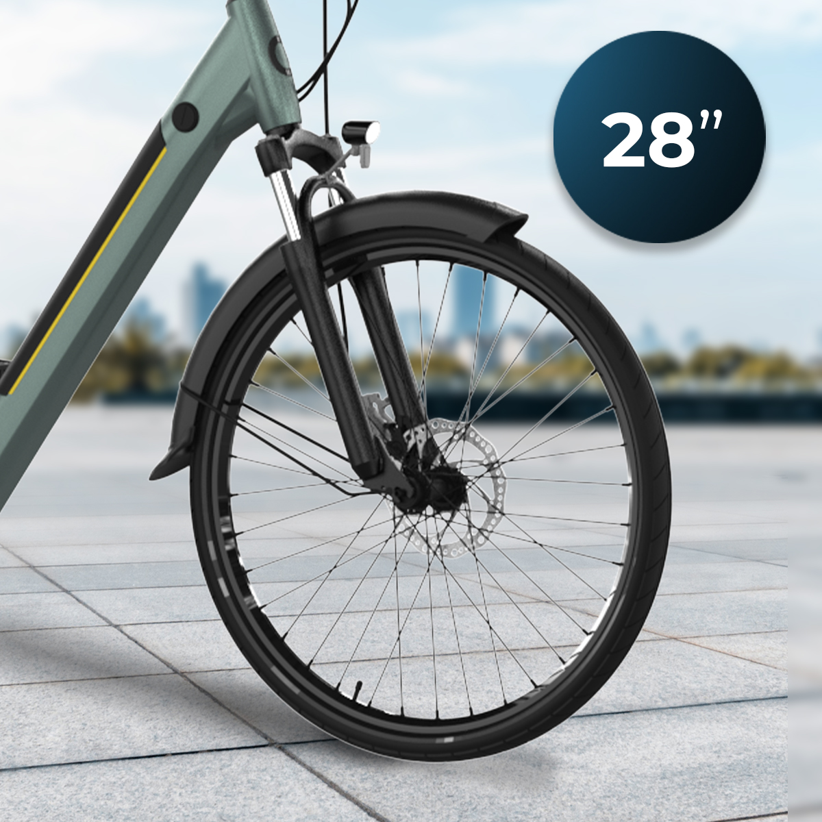 Primer plano de la rueda delantera de una bicicleta eléctrica gris con etiqueta de 28 pulgadas.
