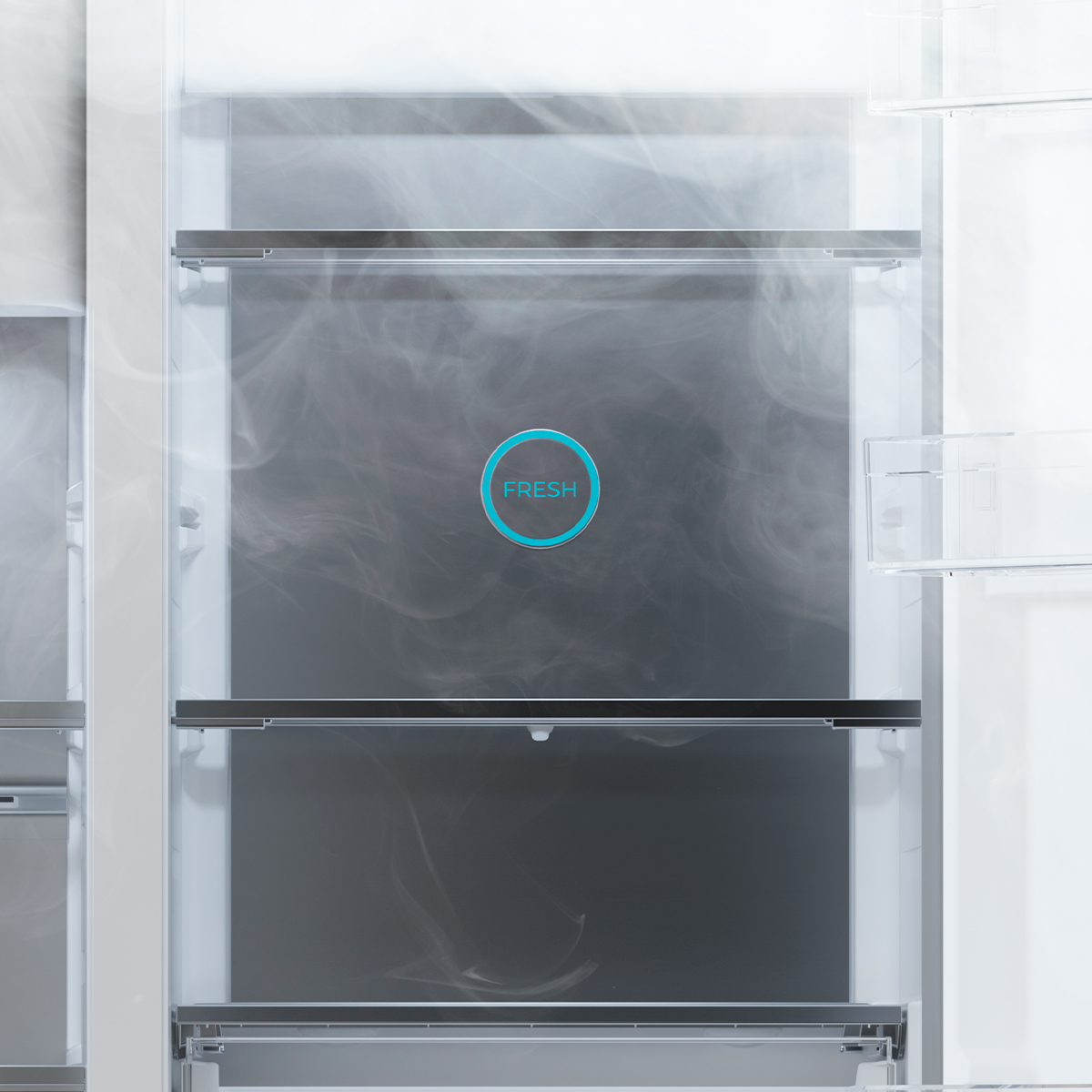 Interior de un refrigerador abierto con estantes metálicos, luz circular azul con la palabra FRESH y vapor.
