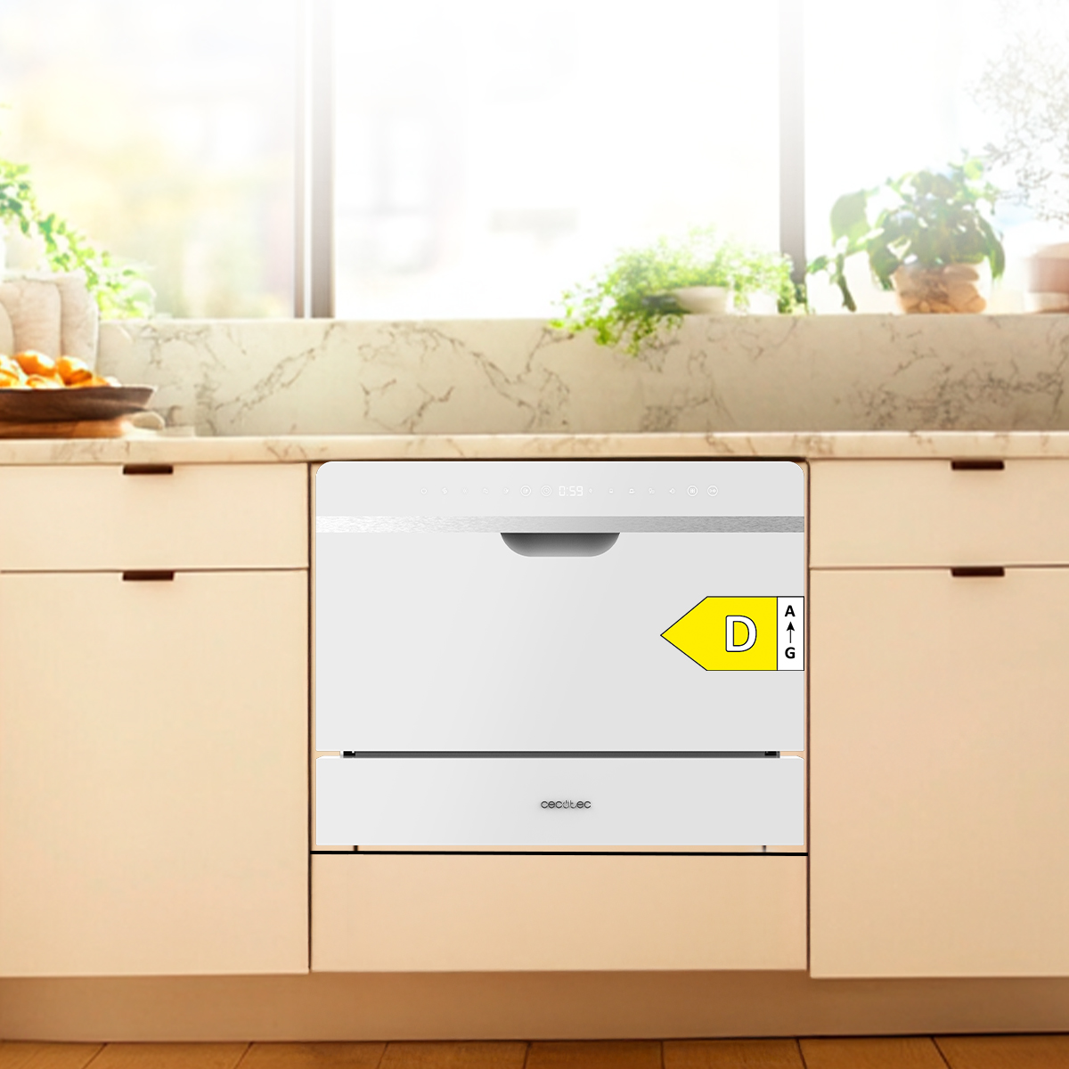 Un lavavajillas blanco Cecotec está integrado en muebles de cocina modernos bajo una encimera de mármol con plantas.