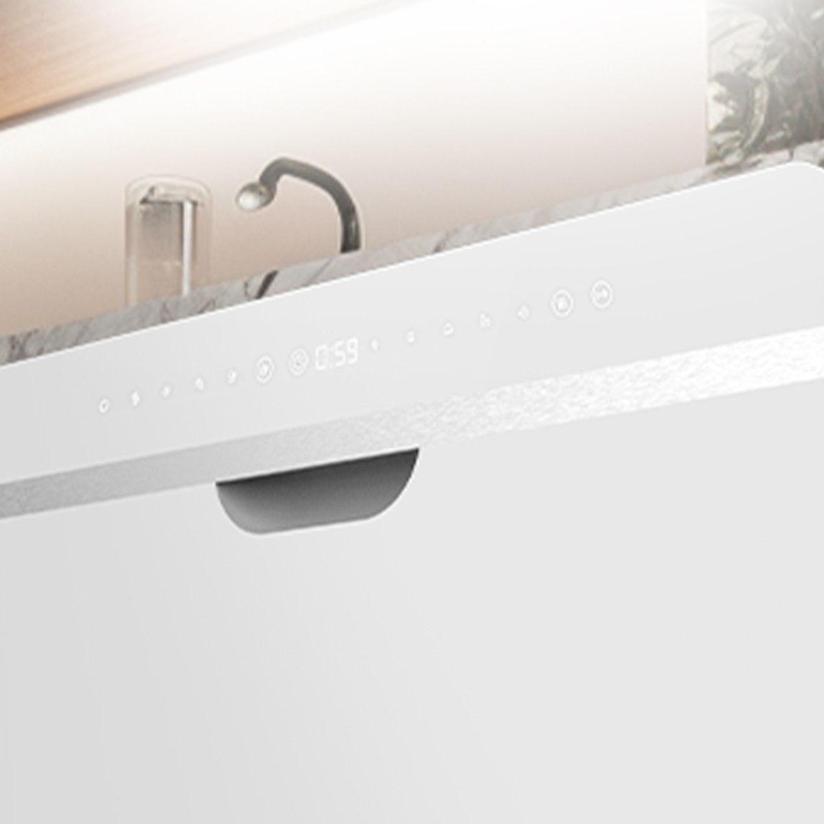 Moderna campana extractora blanca con controles táctiles digitales, montada en una cocina luminosa.