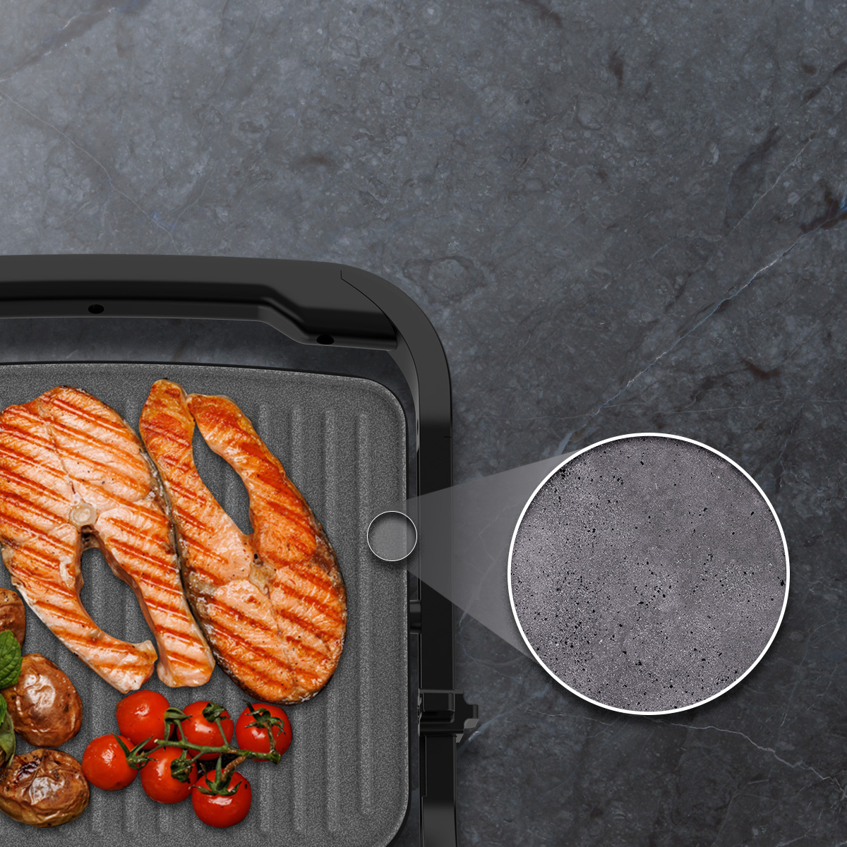 Gegrillter Lachs, Kartoffeln und Tomaten auf einem Grill, mit einer Nahaufnahme der Grillbeschichtung.