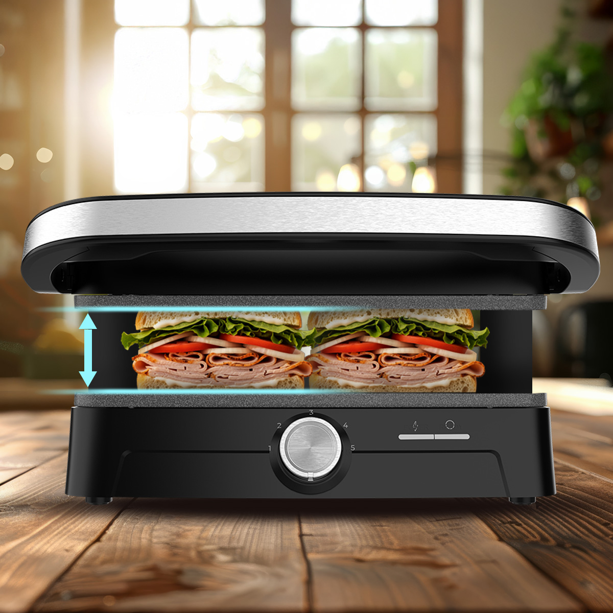 Una piastra per panini aperta su un tavolo di legno con due panini dentro e una manopola.