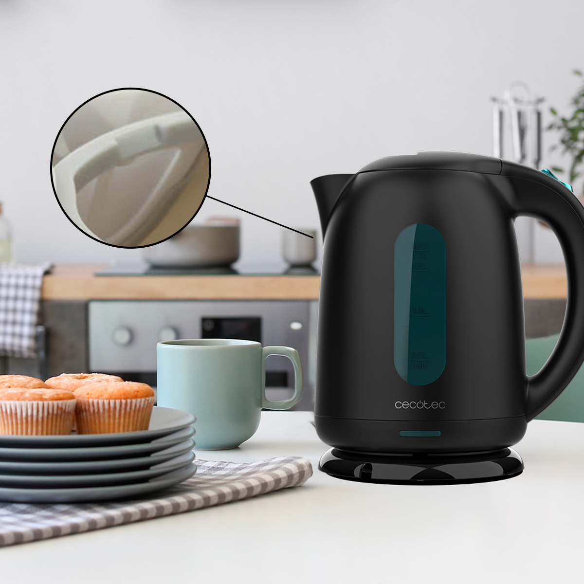 Hervidor eléctrico negro en la mesa con magdalenas, taza y un zoom circular que muestra la tapa.
