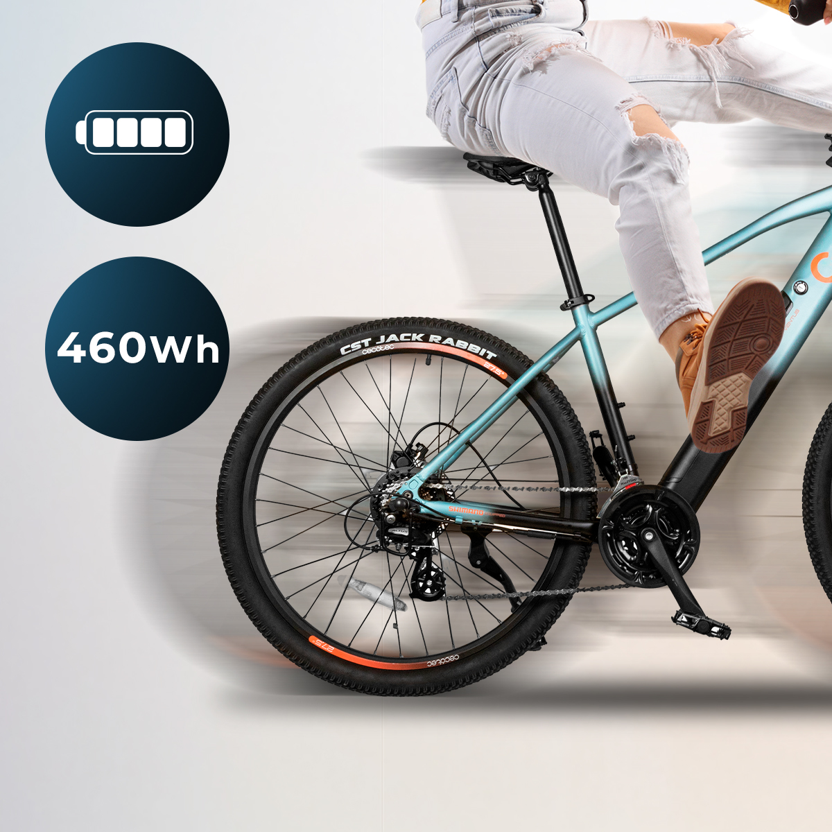 Persona montando en e-bike azul con batería de 460Wh sobre fondo claro con efecto de movimiento.