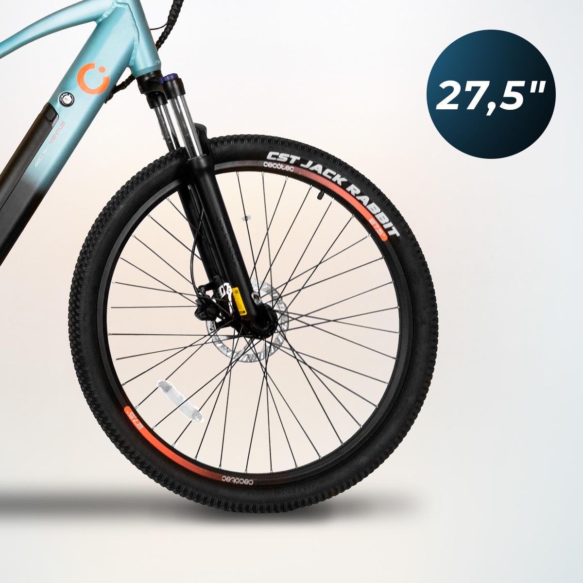 Primer plano de la rueda delantera de una bicicleta de montaña azul claro con neumático de 27,5 pulgadas y freno de disco.