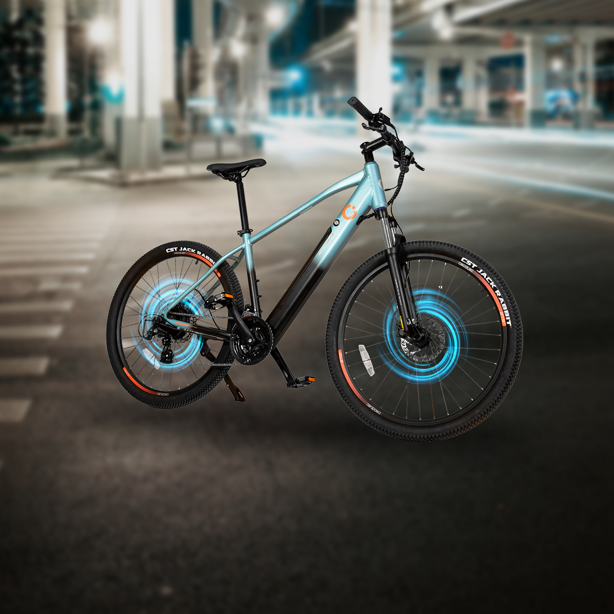 Una bicicleta eléctrica azul claro está en la calle frente a una ciudad nocturna borrosa.