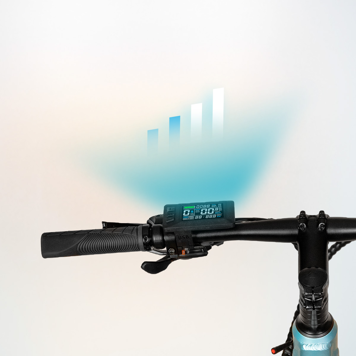 Primer plano del manillar de una bicicleta eléctrica con pantalla digital, cambio de marchas y barras de señal ascendentes.