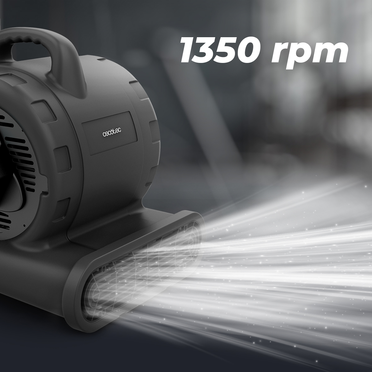Un ventilador industrial negro expulsa aire, con el texto 1350 rpm.