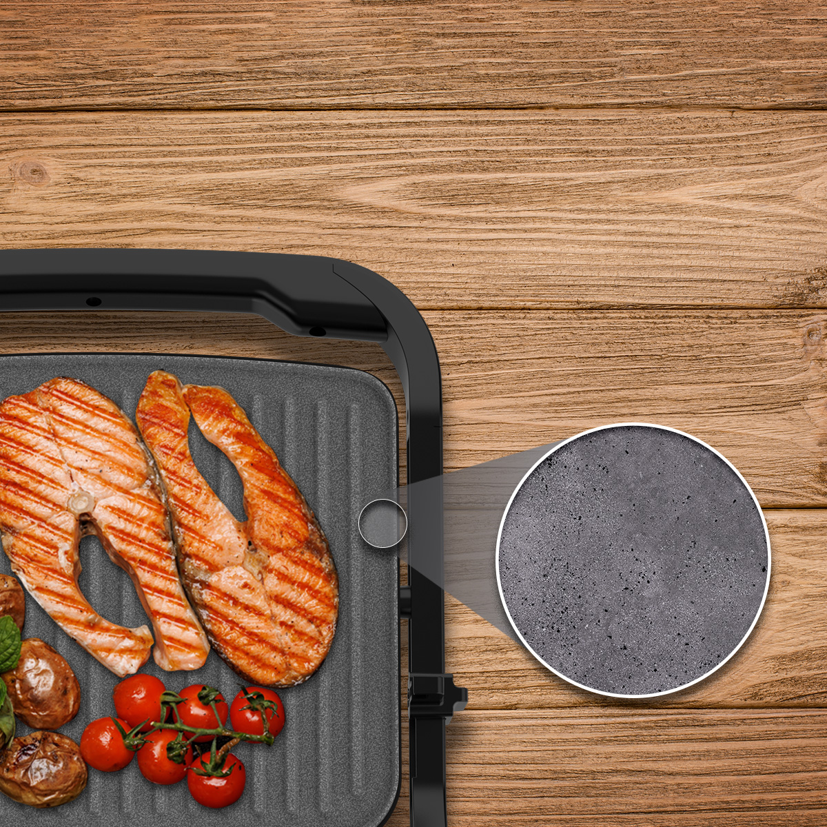 Salmone e pomodorini grigliati su piastra elettrica con zoom sulla texture, su tavolo di legno.