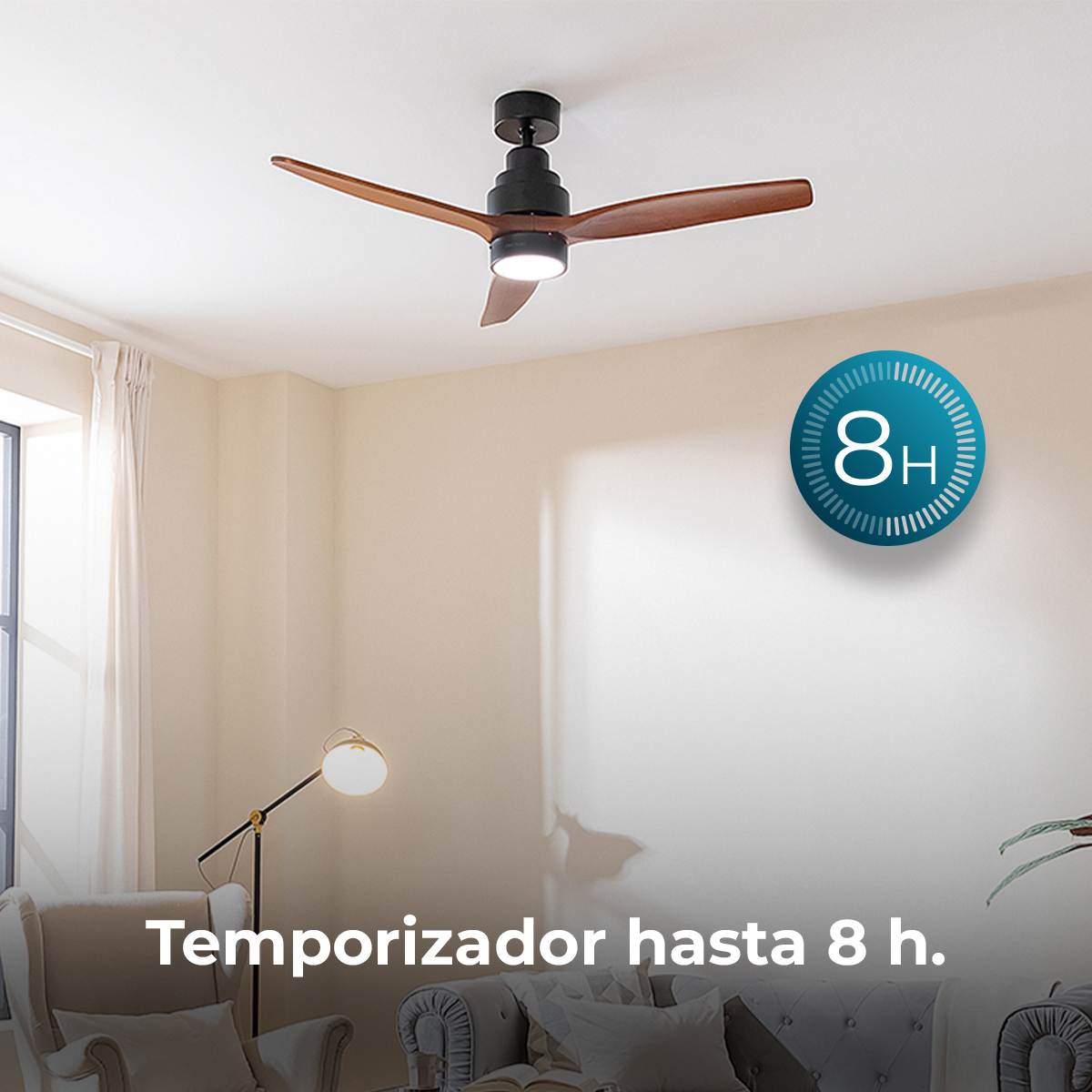 Ventilador de techo de madera con luz integrada en un salón luminoso.