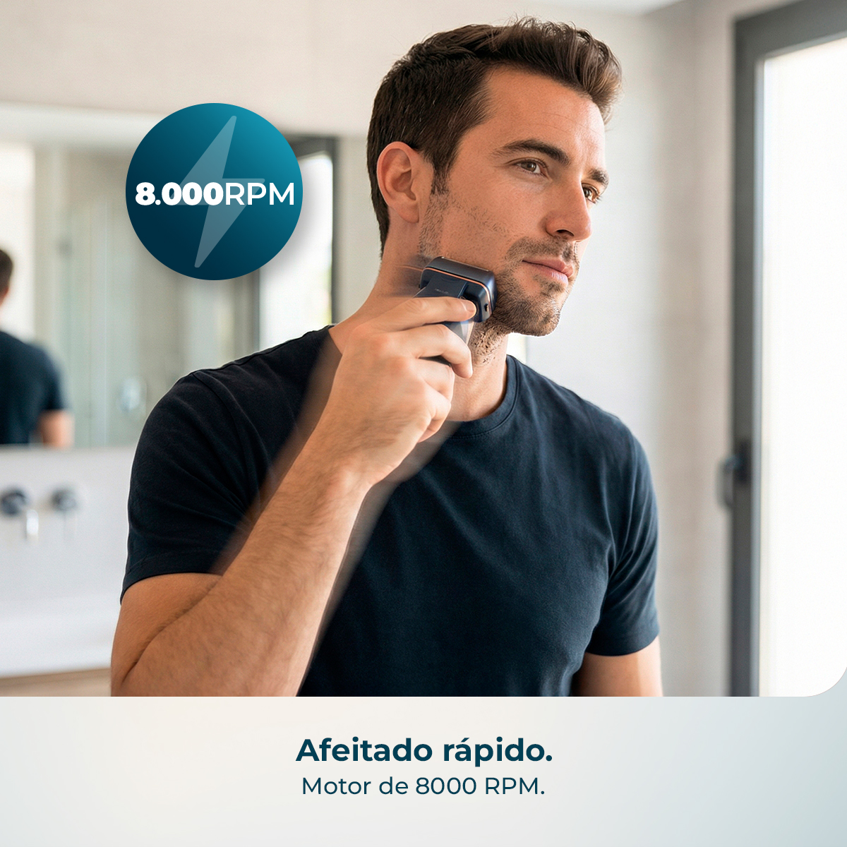 Un hombre con camisa negra se afeita con una maquinilla eléctrica, con un distintivo de 8000 RPM al fondo.