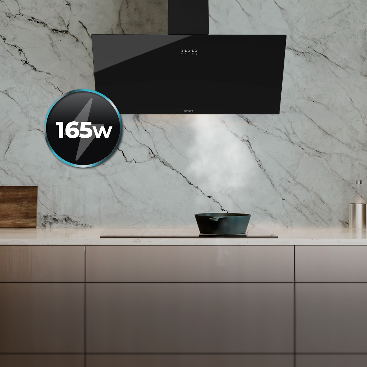 Una campana extractora moderna negra sobre una estufa en una pared de mármol, con una insignia de 165W a la izquierda.