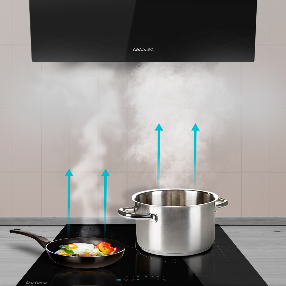 La campana extractora absorbe el vapor de una sartén y una olla en una placa.