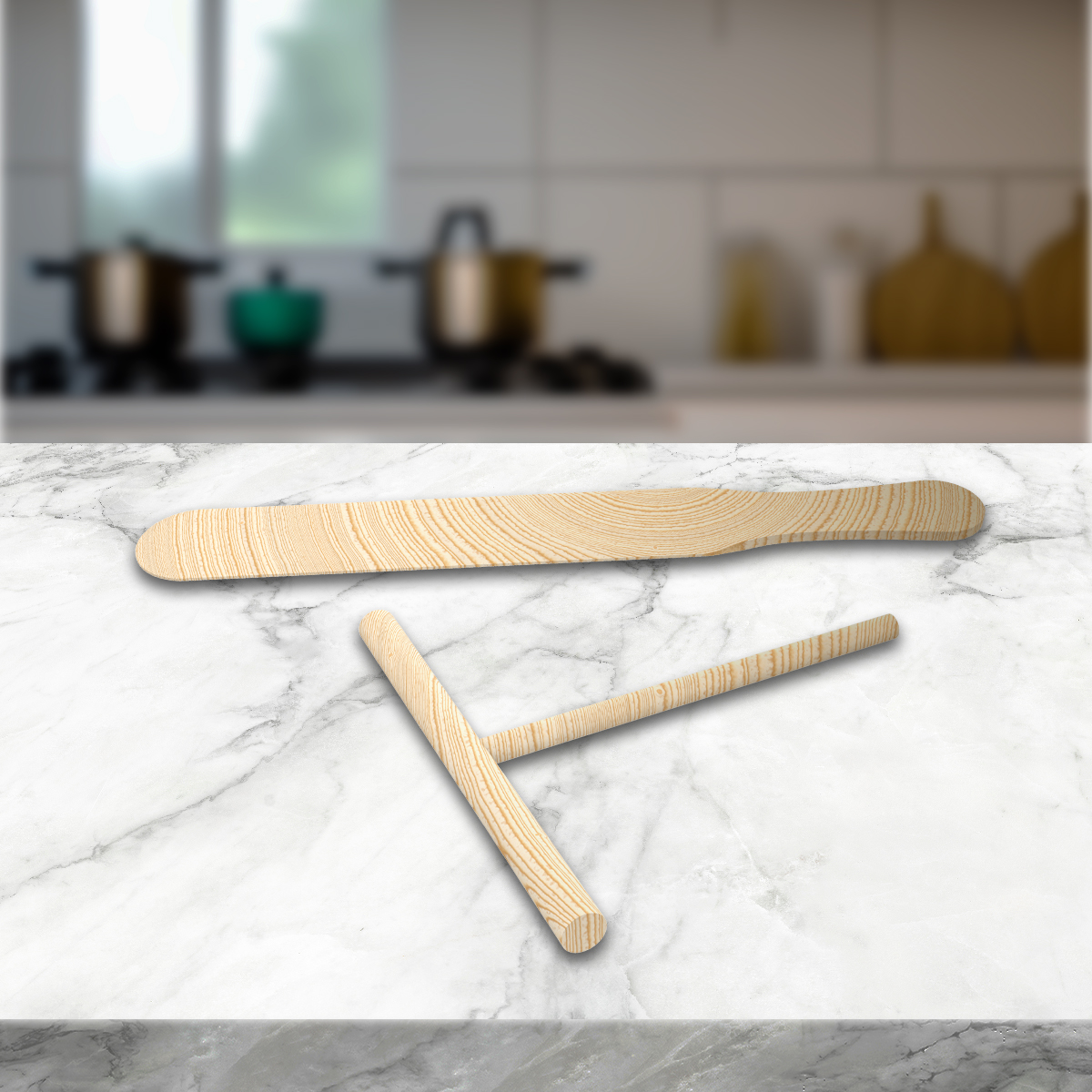 Due utensili da cucina in legno su un piano di marmo bianco, con cucina sfocata sullo sfondo.