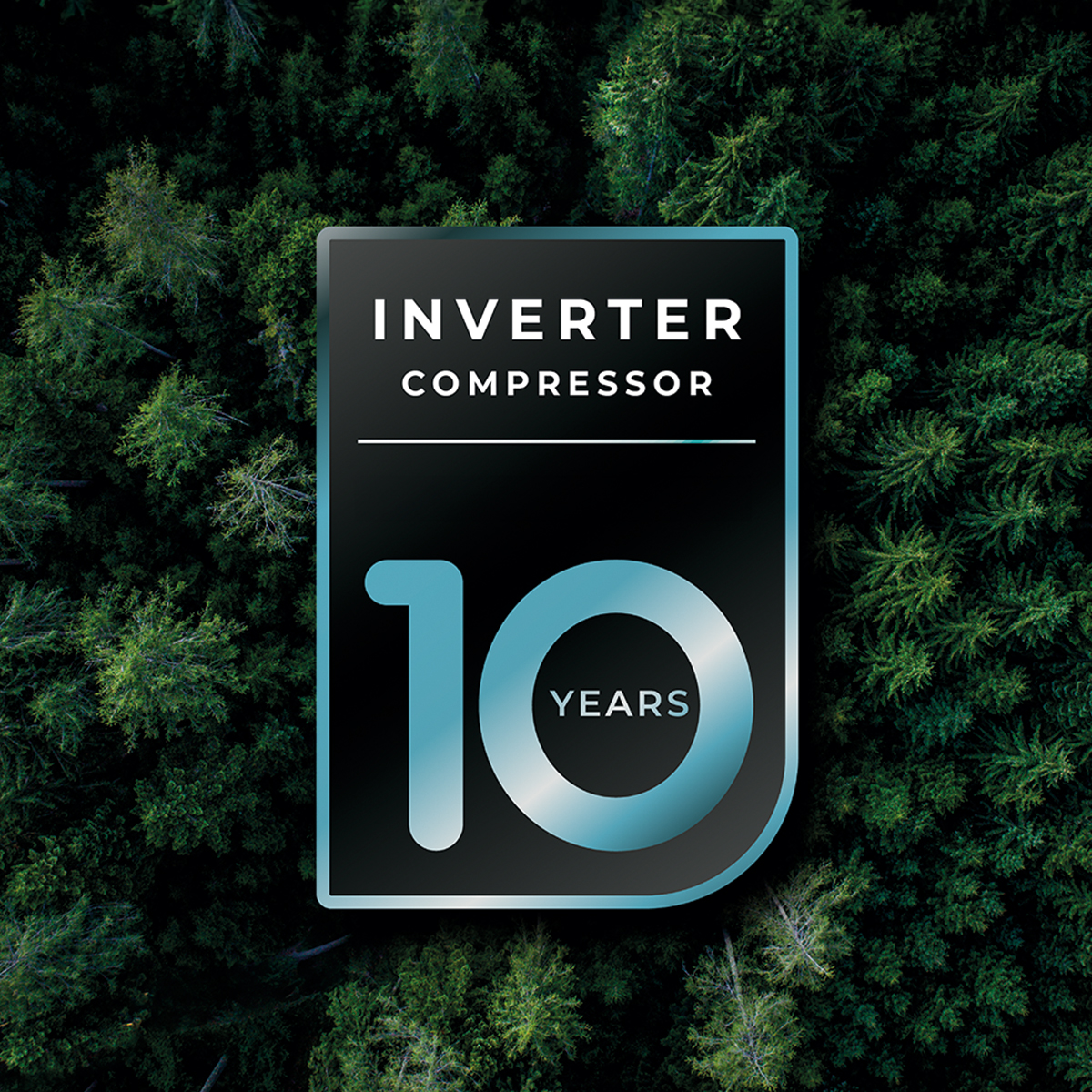 Un cartello nero e blu con la scritta Inverter Compressor 10 Years su uno sfondo di fitta foresta.