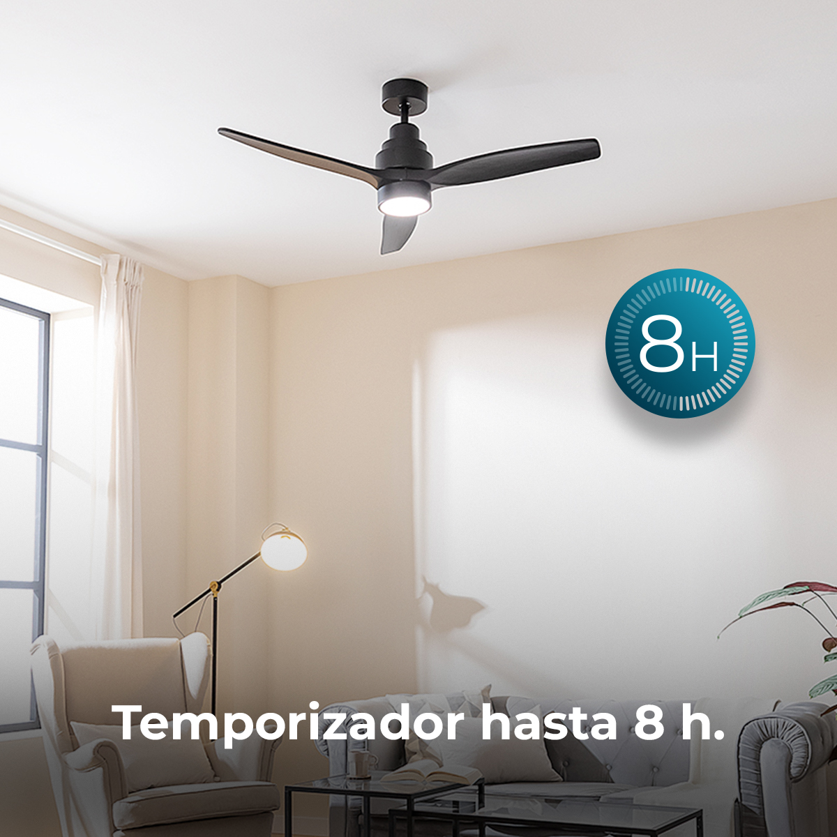 Soggiorno con ventilatore a soffitto nero, lampada accesa, divano e poltrona. Un'icona blu mostra 8 ore.