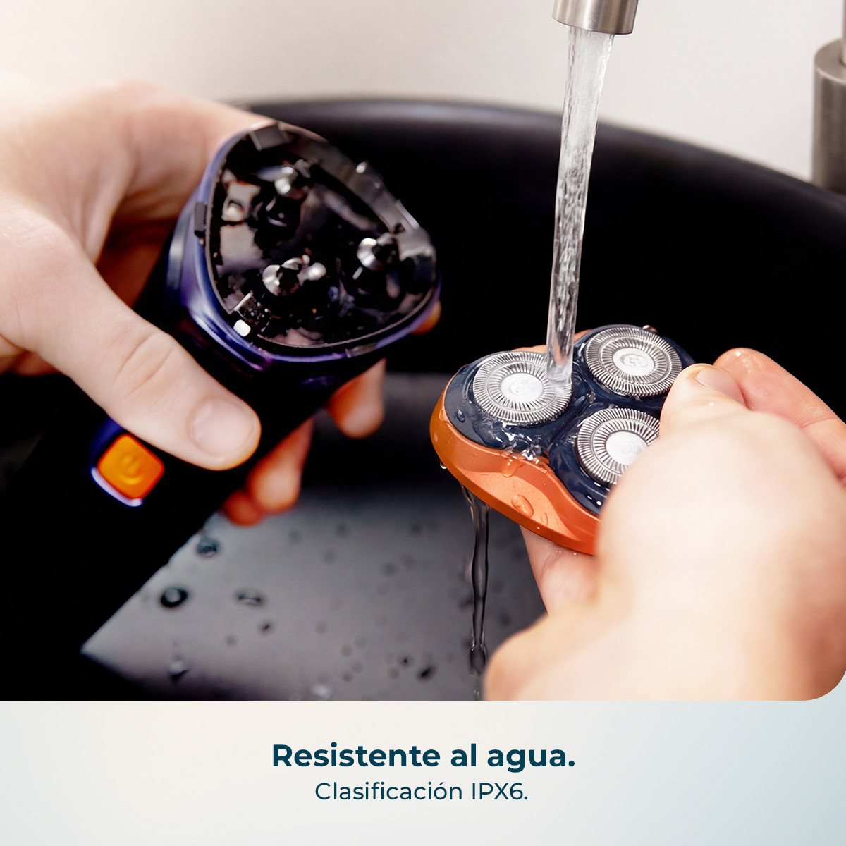 Afeitadora resistente al agua lavándose bajo el grifo.