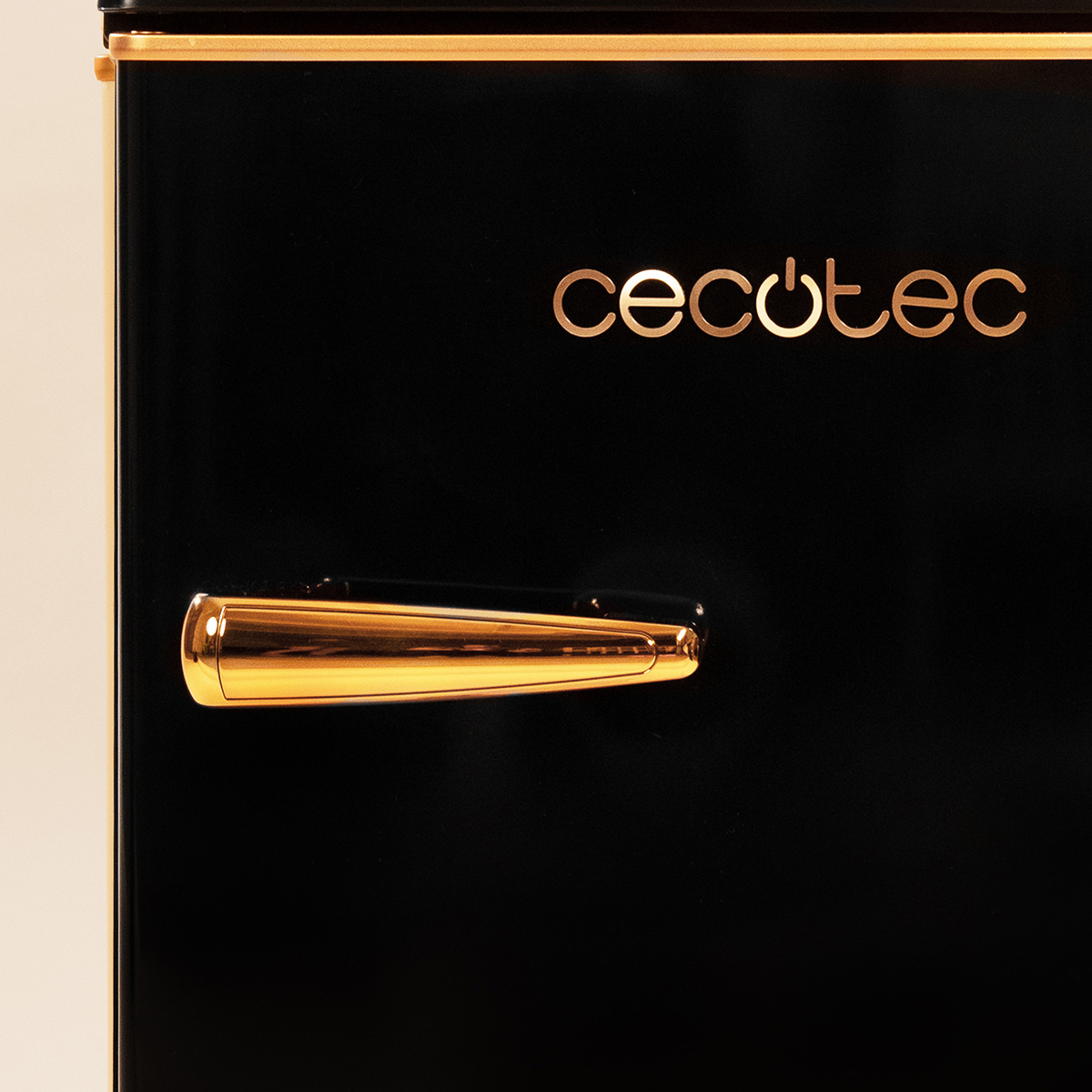 Czarna lodówka ze złotymi akcentami i logo Cecotec.