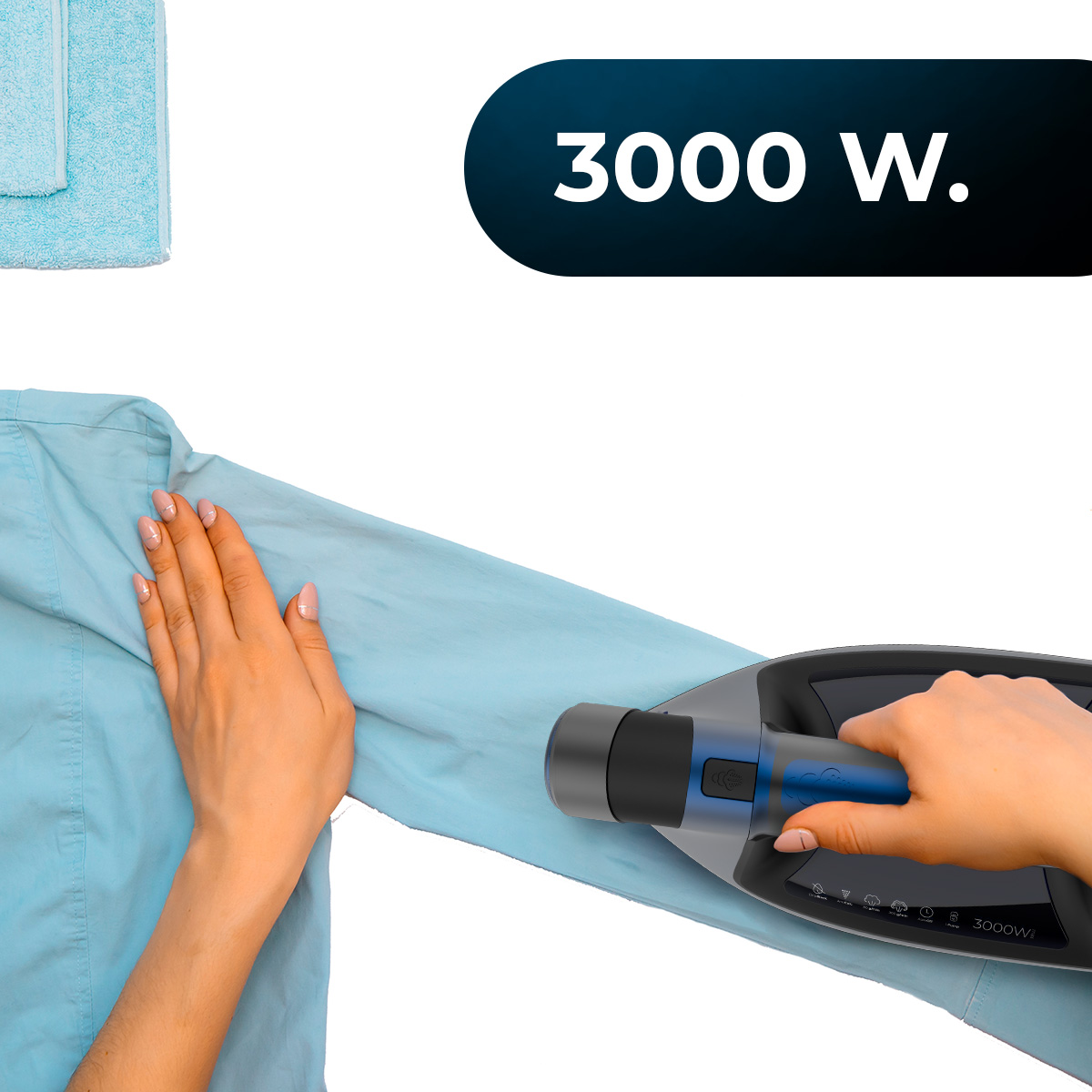 Una mano stira la manica di una camicia azzurra con un ferro da stiro scuro e blu da 3000W su sfondo bianco.