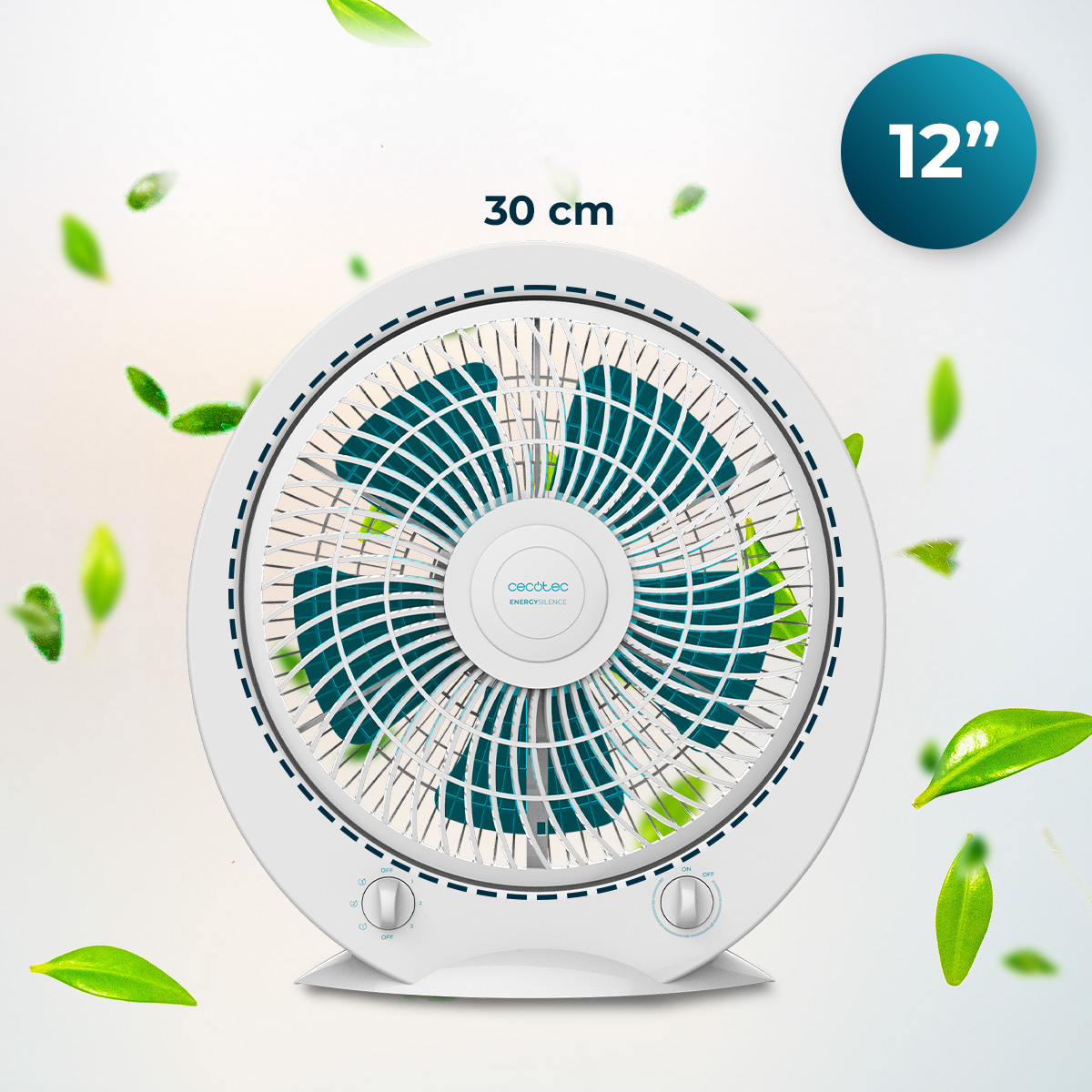 Un ventilatore da tavolo bianco da 30 cm con pale blu circondato da foglie verdi fluttuanti su sfondo chiaro.