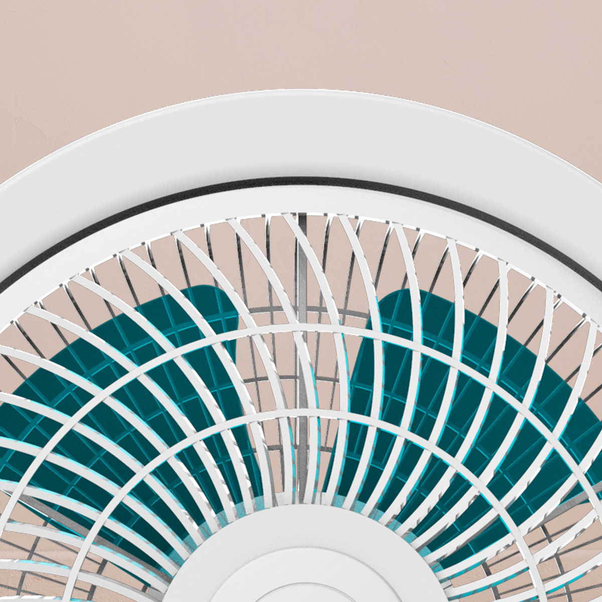 Primo piano di un ventilatore elettrico bianco rotondo con pale blu contro una parete chiara.