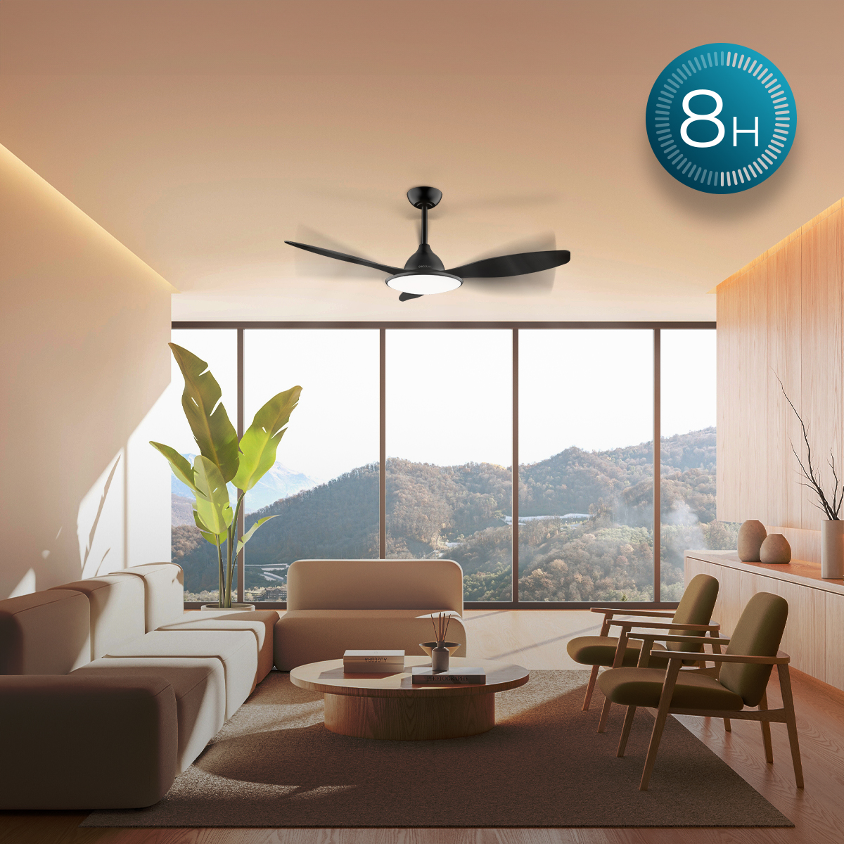 Soggiorno con ventilatore a soffitto, grande finestra con vista montagna, divano e poltrone.