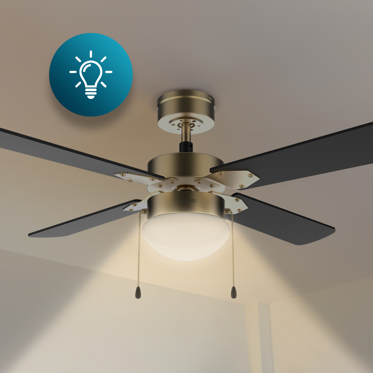 Messingfarbener Deckenventilator mit vier schwarzen Flügeln und einer runden, leuchtenden Lampe.