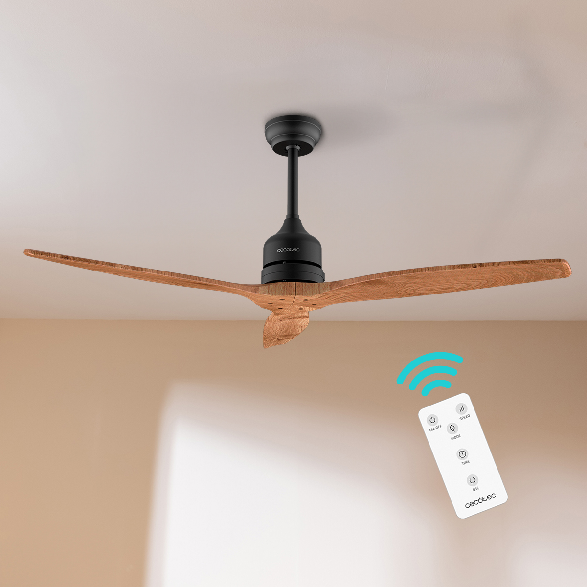 Un ventilatore da soffitto nero con tre pale color legno e un telecomando.