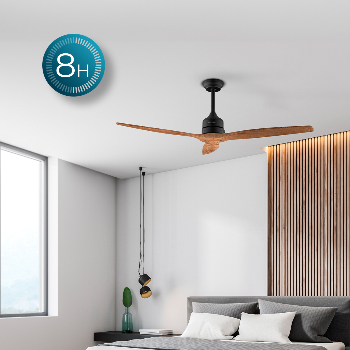 Moderno ventilatore da soffitto con pale in legno in una camera luminosa.