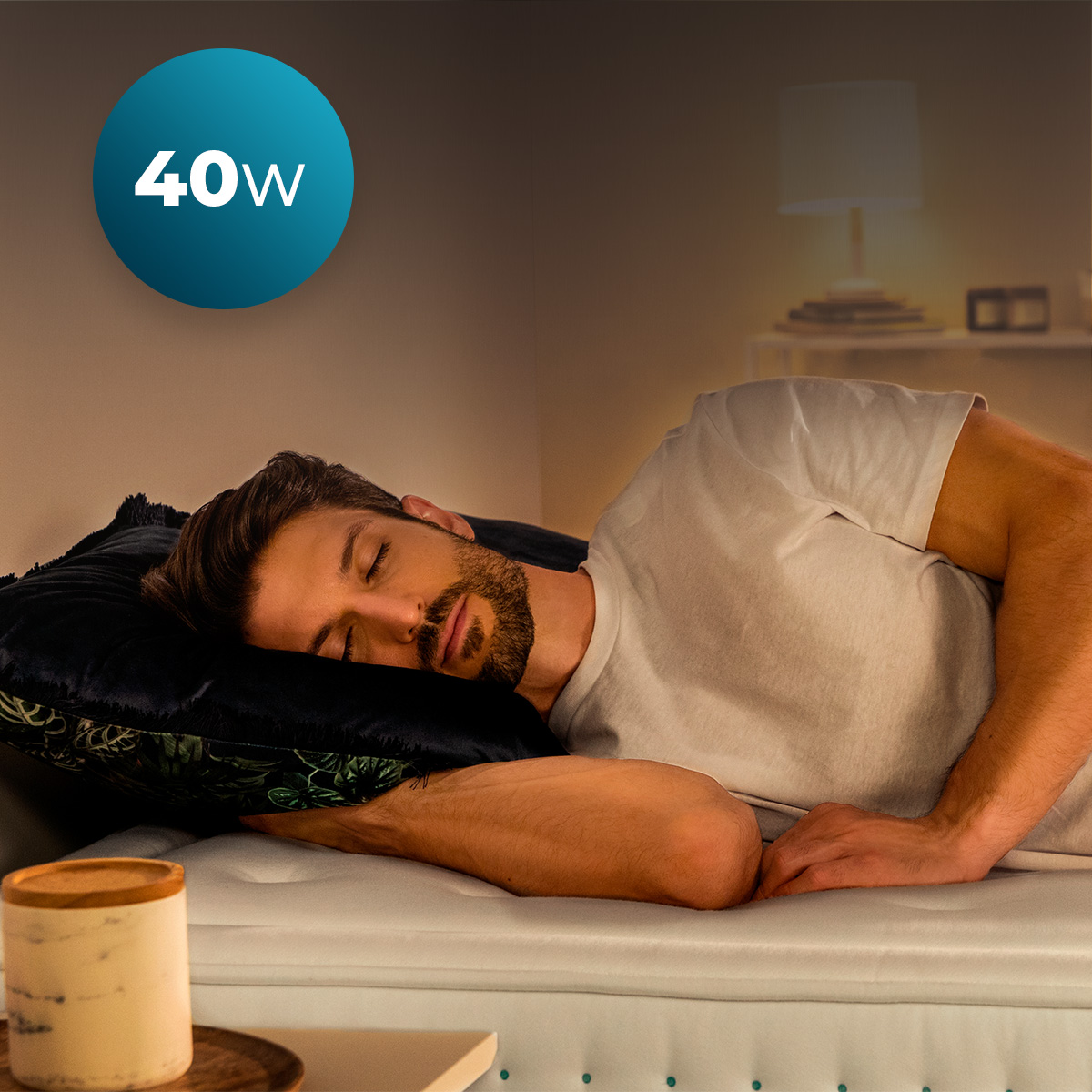 Un uomo dorme serenamente su un cuscino a letto, con una grafica da 40W sullo sfondo.