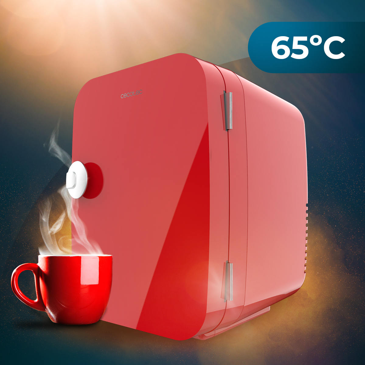 Una mini nevera roja junto a una taza de café humeante sobre fondo oscuro.